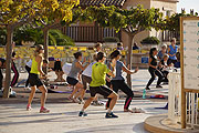 Les Mills Fitnessprogramm - Fitness Workouts auf dem Dorfplatz  Place de la Bravade am Vormittag (©Foto: Martin Schmitz)
